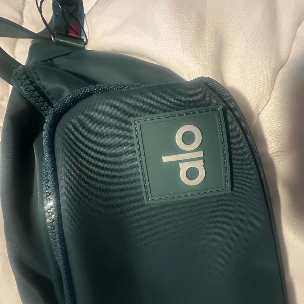 ALO Yoga Green Belt Bag - Picture 5 of 7